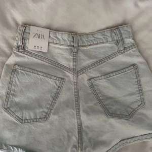 Helt oanvända jeansshorts från zara 