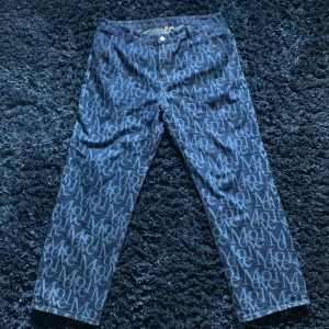 Mokovel loose jeans - Knappt använda alls. 9/10 condition. De står att dom är xxl men dom sitter som L. Midjan är dock som xl 