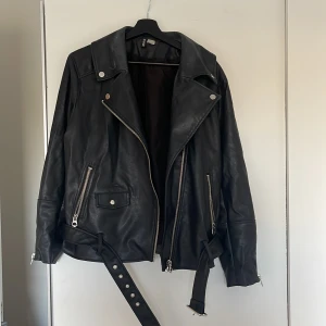 Oversized skinnjacka - Skinnjacka som är en del använd och har en del foundation på kragen, går säkert att få bort