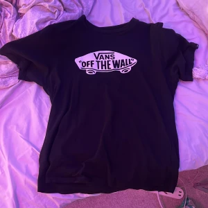 Vans t-shirt  - Jag säljer min vans T-shirt då den är för liten, den är i mycket bra skick och knappt använd, storlek xl men är liten i storleken. Ordinarie pris, 299kr