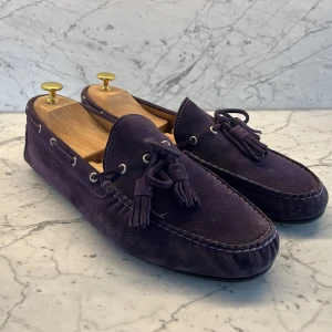 Ralph Luaren Purple Label Loafers - Vill du ha de mest stekiga skorna inför sommaren? Då har du hittat rätt. Ett par loafers av Ralph Laurens lyx serie ”Purple Label” som kostade 7000kr vid inköp. Tveka inte på att höra av dig vid funderingar!