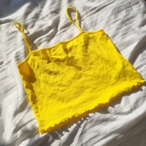 Gult linne - Gulligt linne från h&m som inte kommer till användning längre. Strl M, passar S oxå. Köparen står för frakt. 