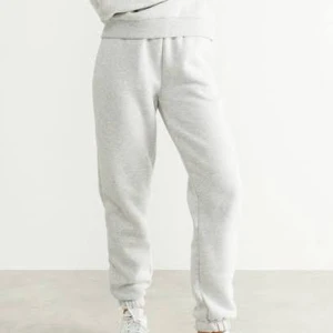 Swetpants - Gråa mysigsbyxor från Gina tricot. Använda två ggr. 