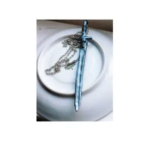 Svärd halsband i metal imitation 🗡️✨ Kedjan är nickelfri! ca 24 cm Smycken är ca 11 cm  Frakt tillkommer ☺️✨