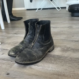 Ridskor  - Säljer Ridskor från hööks. Storlek 39 (dom tvättas innan köp)