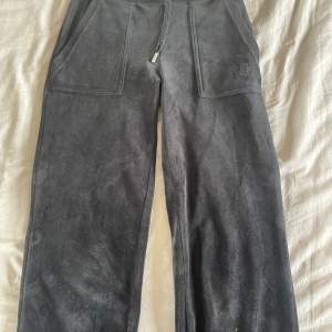 Svarta juicy byxor i xxs, de ser ut smutsiga men är inte likadant i verkligheten. De är lite slitna på knäna. De är köpte i december.