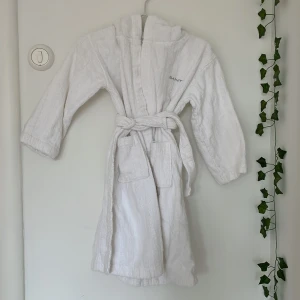 Gant morgonrock - Detta är en Gantmorgonrock i perfekt skick! Säljer på grund av att den är för liten för mig. Den är för 8-10 år. Priset går att diskutera.