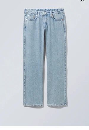 Säljer jeans från weekday ”Arrow Low Staright Jeans” - Storleken är 25/34. Jag är 175 dem är bra i längden men skulle vilja ha dem längre. Jeansen är också för liten i midjan för mig. Jag har använder byxorna några gånger och är lite slitna men syns inte