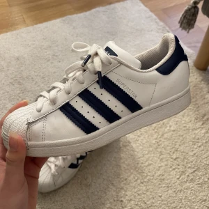 Adidas superstar  - Säljer dessa ursnygga Adidas Superstar med mörkblå ränder, då dom va en halv storlek för små:( Jätte bra skick! Priset går att diskutera🙌🏽