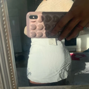 Linne-kjol - Helt oanvänd kjol med slits i linne-material. Storlek M men små i storleken ❤️‍🩹 kan mötas upp eller postas om du står för frakten!