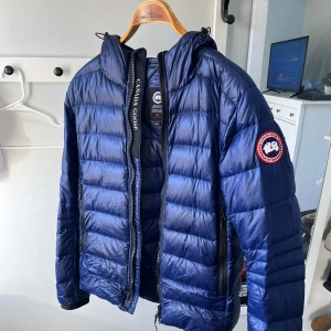 Canada Goose jacka  - Canada Goose hooded down jacket  10/10 skick väldigt sparsamt använd  Storlek S P (small herr) Köpt på Saks Fith Ave Kvitto, tags, kasse, straps följer med (nypris 9000kr) Jag kan mötas upp i Stockholms området eller shippa 