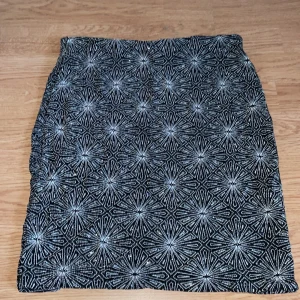 Glittrig kjol  - Super glittrig kjol. Perfekt till fest eller nyår. Tight och slutar mitten på låret. Lite hörgre i midgan men är stretchig så går att reglera. 