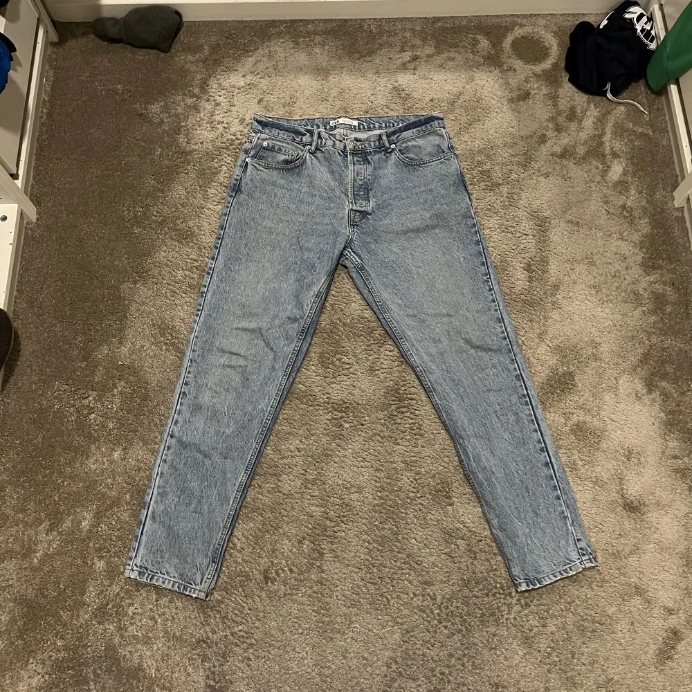 Säljer gammal jeans på zara för det är för korta för mig. Passar personer som är mellan 180-185. Har en smalare straight fit och är som nya. Inköpspris 500. Jeans & Byxor.