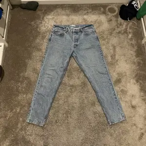 Säljer gammal jeans på zara för det är för korta för mig. Passar personer som är mellan 180-185. Har en smalare straight fit och är som nya. Inköpspris 500