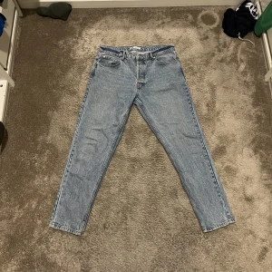 Jeans Zara - Säljer gammal jeans på zara för det är för korta för mig. Passar personer som är mellan 180-185. Har en smalare straight fit och är som nya. Inköpspris 500