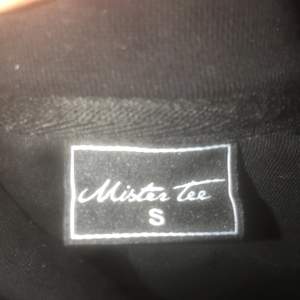 Mister tee (tupac) hoodie svart sällan använd nytt skick small