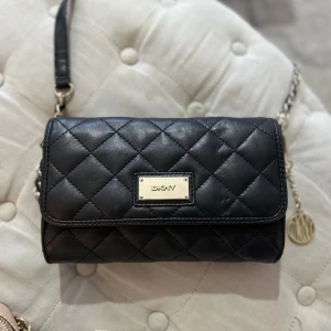 DKNY axelremsväska  - Svart DKNY väska