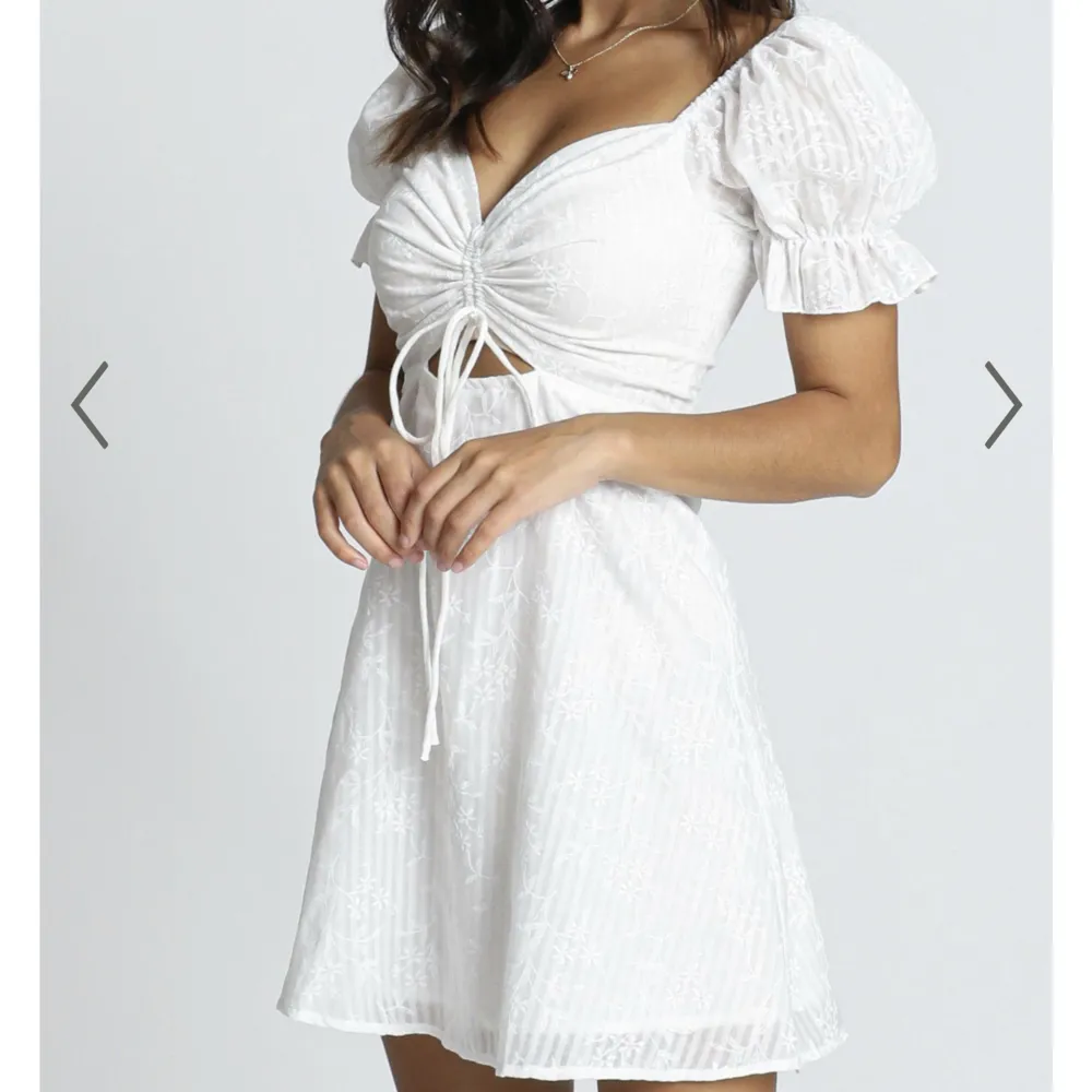 Säljer denna jättefina klänningen från showpo. Den är helt oanvänd med prislappen kvar. Säljer eftersom den är för liten för mig och kan inte skicka tillbaka den. Hör gärna av er för mer info. Pris kan diskuteras vid snabbt köp.. Klänningar.