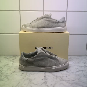 Arigato skor  - Säljer mina snygga Arigato skor då dom inte längre kommer till användning.  Storlek 41 och sparsamt använda. Skick 8/10  Pris kan diskuteras vid snabb affär, Box medföljer. Retail: 2300kr 