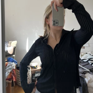 Svart zip up  - Snygg zip upp tröja i svart mesh 