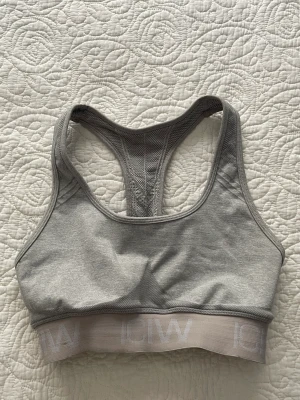 Icaniwill sportbh - Grå sportbh från Icaniwill. Storlek xs. 100 för en eller 180 för båda 💚