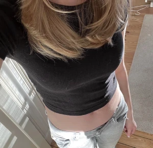 T-shirt - En t-shirt som är ifrån h&m som jag nästan aldrig andvänt den är jätte fin men lite kroppad/magtröja gillar inte så mycket magtröjor 