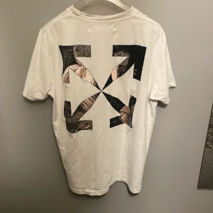 Ord white t shirt - Rätt bra skick, storleken är L men passar också M