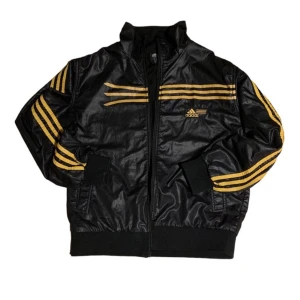 Adidas zip up - En adidas zip up storlek M i bra skick