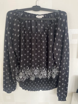 Blus - Säljer nu en blus från Kappahl i storlek 158-164