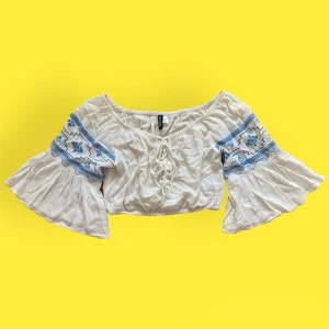 Vit kort blus - En fin blus från H&M i storlek 34. Helt okej skick. För fler bilder eller mått kontakta mig! 💫