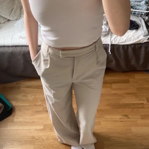 Kostym byxor  - Ett par beiga super fina kostym byxor från zara som endast är använda 1 gång. Kostar i vanliga fall 599kr