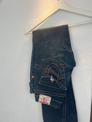 True Religion jeans - Lågmidjade jeans från True Religion, step 25/32. Fint skick.  