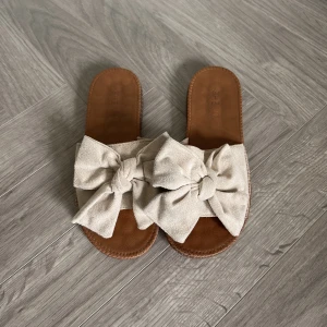 Strandtofflor! - Söta tofflor med rosett! Strl 36. Använda & en del fläckar (skulle behöva en rengöring), därav priset! Säljs i befintligt skick 💞