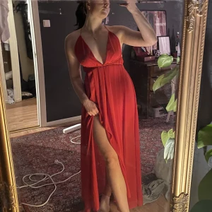 Balklänning - Superfin balklänning med stretchiga axelband som går att justera som man vill ha dem, storlek s-m