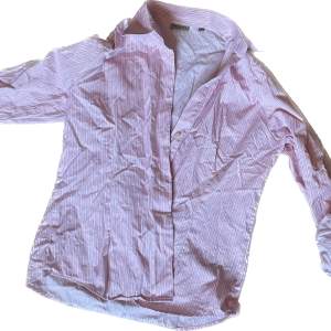 Så gullig rosa randig skjorta från Sand, figursydd i strl S💞 Säljes då den tyvärr inte kommer till användning längre. Köparen står för frakten, kan även mötas upp i Stockholm💞