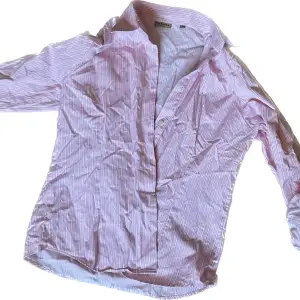 Så gullig rosa randig skjorta från Sand, figursydd i strl S💞 Säljes då den tyvärr inte kommer till användning längre. Köparen står för frakten, kan även mötas upp i Stockholm💞