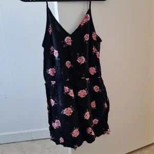 Tre byxdressar för sommaren  - Mycket sköna byxdressar i tre olika färger .  