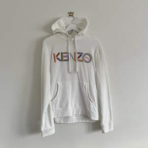 Kenzo Paris memento collection hoodie, skick: 10/10 endast använd två gånger. Nypris 4199:- mitt pris 999:- 