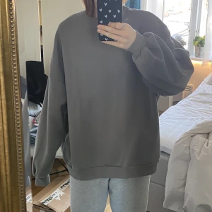 Stor sweatshirt - Overaized sweatshirt från Nelly, inte alls nopprig och jättemysig på insidan, spårbar frakt 69kr💕