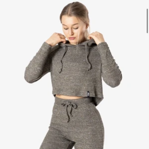 Icaniwill  - Slounge cropped hoodie army green, nytt skick. 