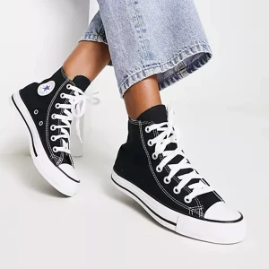 Converse - Säljer nu mina converse då jag aldrig använder dom, dom ser helt nya ut o kan skicka bild på dom om så önskas. Men de är exakt samma som på bilden. Nypriset ligger mellan 600-800kr beroende på vart man köper.