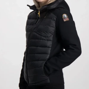 Parajumper jacka - Hej! Säljer nu min äkta parajumper Jacka från kidsbrandstore då den inte kommer till användning längre. Använd fåtal gånger max 5. Storlek 14 (164-170cm) passar mig som har Xs. Köpt för 3000 säljer för 2000. skicka vid intresse och för fler bilder