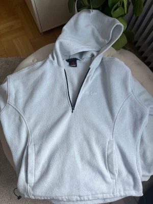Fleecehoodie - Jättevarm fleecehoodie oversized, med resår I botten if all du vill ha den mer fitted. I ljusblå