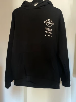 Oversize hoodie - Hoodie frpn newyorker med tryck fram och bak. Oversize passform så sitter sjukt snyggt! Sparsamt använd. 🥰