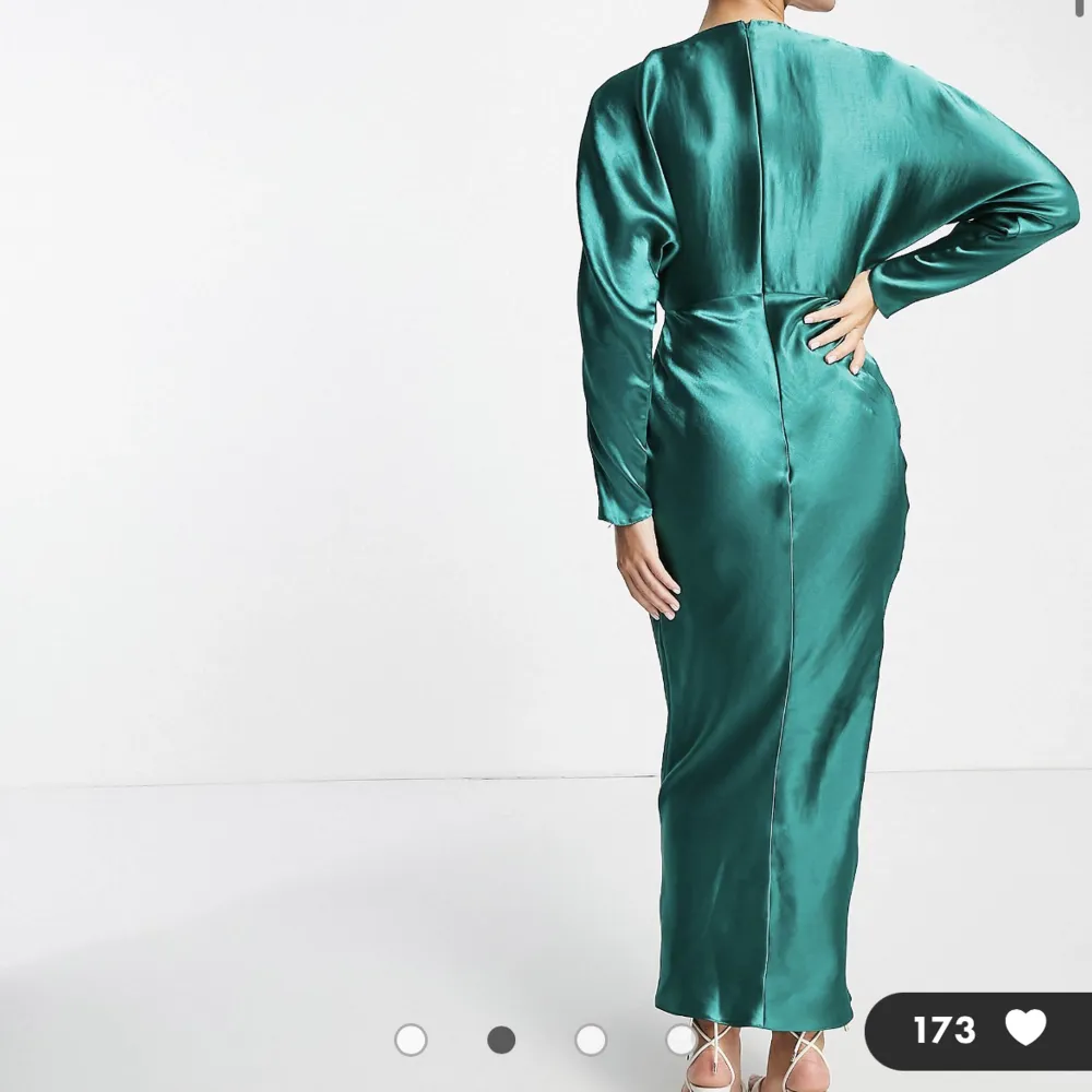 Helt orörd grön aftonklänning från Asos! Alla lappar på klänningen sitter kvar😄 säljer för hittade en mer passade klänning till mig! . Klänningar.