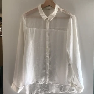 Vit Blus  - Blus från H&M i fint skick! Använd fåtal gånger, i storlek S👸🏻