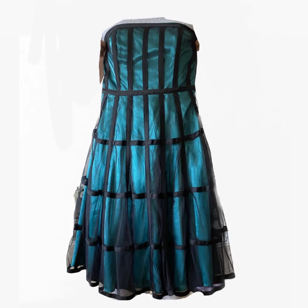 Ashäftig klänning i turkos och svart mesh med bandau överdel. Perfekt till studentskivor eller middagar. Väldigt bra skick. . Klänningar.