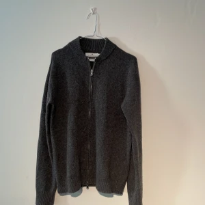 Stickadtröja  - Säljer denna snygga ull zip tröja. Knappt använd då den är lite för liten för mig. Skick 9/10. Nypris 1500!