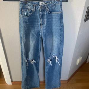 Blåa jeans med hål på knäna  från Lager 157, storlek Xs