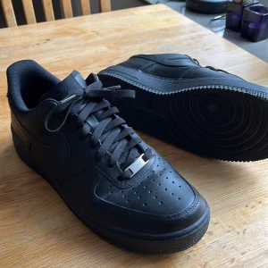 Black Airforce - Säljer min brors airforces. De har blivit använda ett fåtal gånger de de inte faller honom i smaken. Skicket är riktigt bra på skorna.